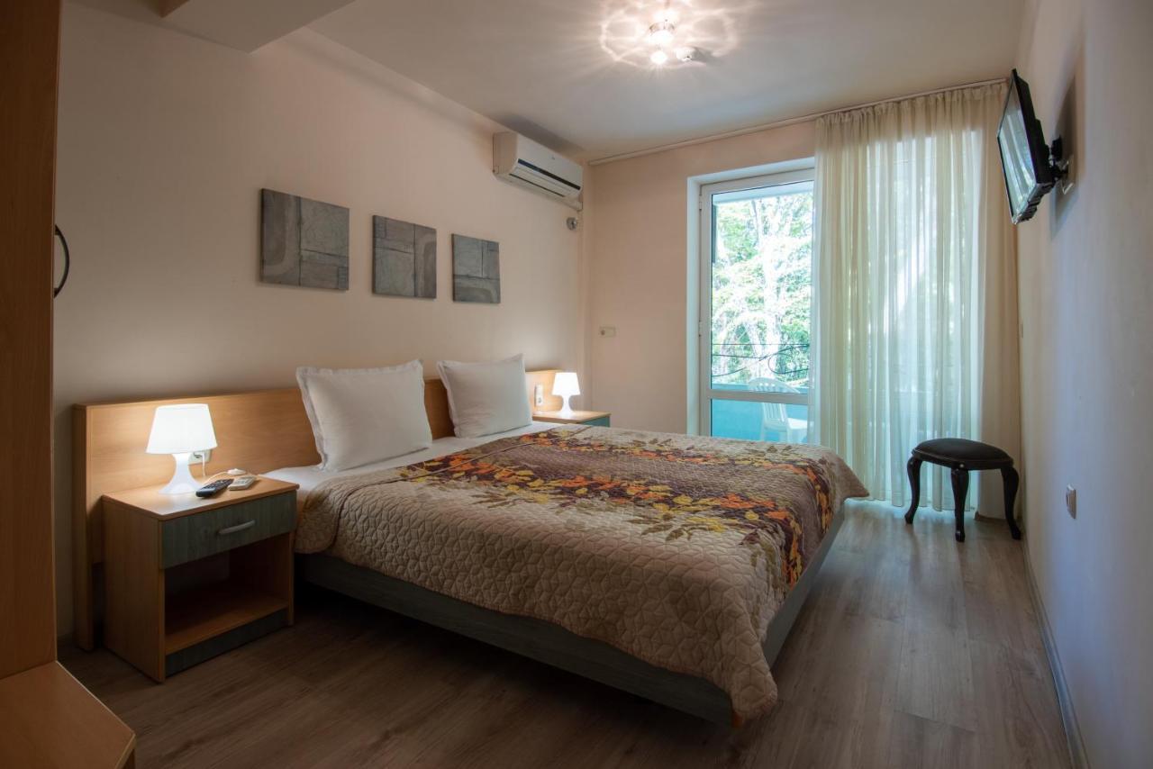 Ariana Hotel Kiten  Exterior photo